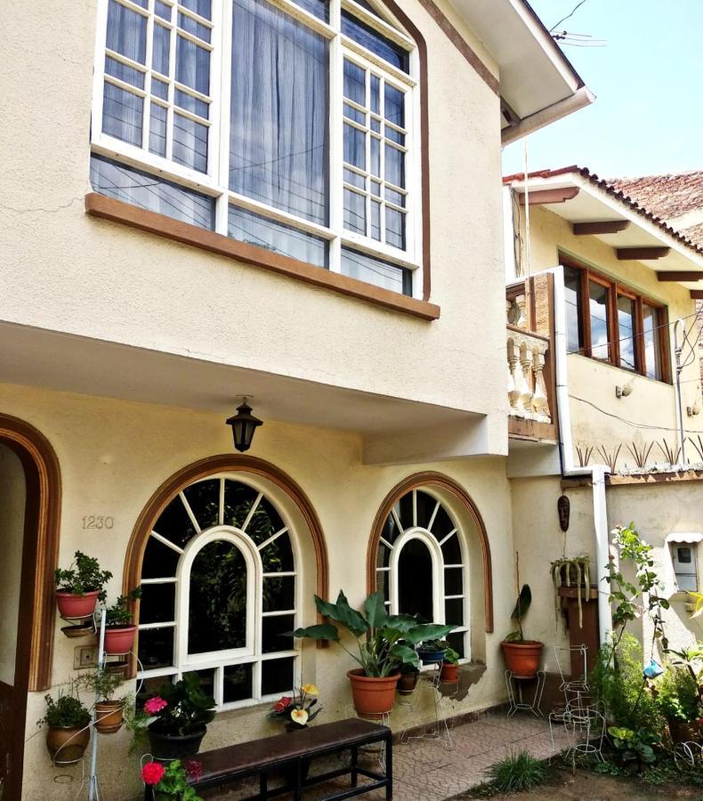 Residencial Moroni - Alojamiento En Cochabamba Bed and Breakfast Εξωτερικό φωτογραφία